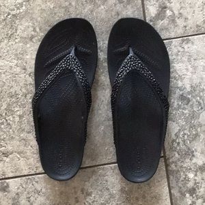 Croc toe thong flip flops